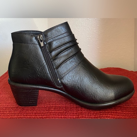 NWT.. WOMENS Easy Street Black Ankle Booties - Picture 7 of 16